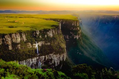 Güneşli bir günde Canyon Fortaleza ve orman vadisi, Rio Grande do Sul, Güney Brezilya