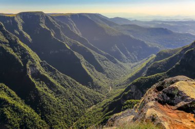 Güneşli bir günde Canyon Fortaleza ve orman vadisi, Rio Grande do Sul, Güney Brezilya