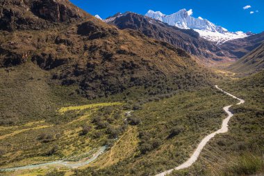 Portachuelo viraj yolu, Huascaran 'daki dağ geçidi, Cordillera Blanca, karlı And Dağları, Ancash, Peru