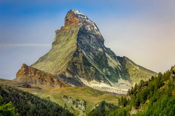 Matterhorn Acima Zermatt Pinheiros Bosque Vale Idílico Alpes Suíços — Fotografia de Stock