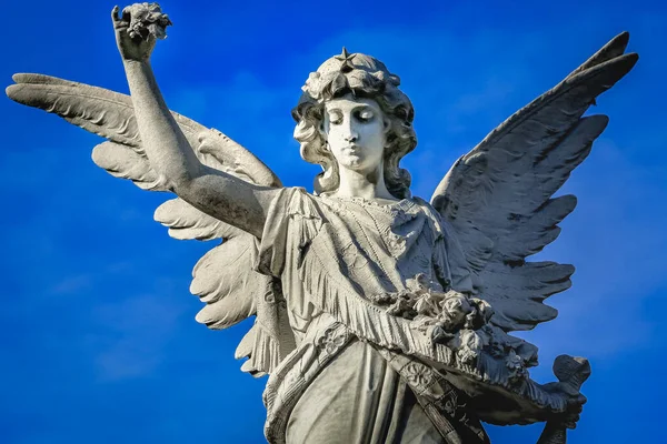 Sadık Bakire Meryem, dua eden eller ve kutsanmış ellerle Tanrı 'yı arıyor.