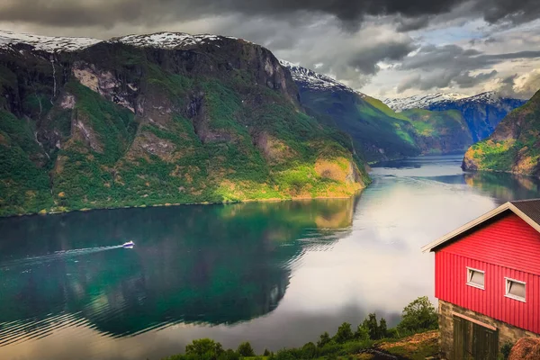 Norweski Rorbu Nad Aurlandsfjord Odbiciem Łodzią Norwegia Kraje Skandynawskie — Zdjęcie stockowe