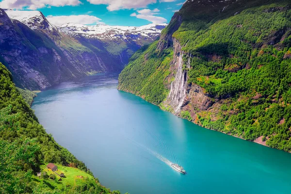 Spokojny Fiord Geirangerfjord Łodzią Wodospadem Norwegia Kraje Skandynawskie — Zdjęcie stockowe