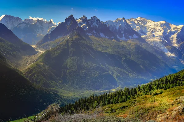 法国阿尔卑斯山夏蒙尼克斯 勃朗峰高山风景区 阳光明媚的日子 — 图库照片