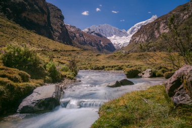 River ve Huascaran Dağı, Cordillera Blanca 'da karla kaplı And Dağları, Ancash, Peru, Güney Amerika