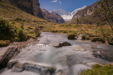 River ve Huascaran Dağı, Cordillera Blanca 'da karla kaplı And Dağları, Ancash, Peru, Güney Amerika