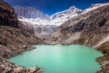 Cordillera Blanca 'da Idyllic laguna Llaca, karla kaplı And Dağları, Ancash, Peru
