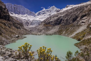 Cordillera Blanca 'da Idyllic laguna Llaca, karla kaplı And Dağları, Ancash, Peru