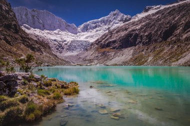 Cordillera Blanca 'da Idyllic laguna Llaca, karla kaplı And Dağları, Ancash, Peru