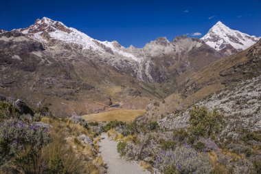 Huascaran 'da dağ geçidi, Cordillera Blanca, karlı And Dağları, Ancash Peru