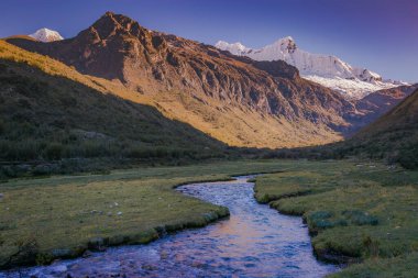River ve Huascaran Dağı, Cordillera Blanca 'da karla kaplı And Dağları, Ancash, Peru, Güney Amerika