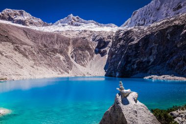 Cordillera Blanca 'da Idyllic laguna 69, karla kaplı And Dağları, Ancash, Peru