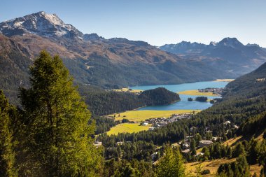 Yukarı Engadine, Graubunden, İsviçre 'den Silvaplana, Sils ve Maloja' nın panoramik görüntüsü