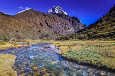 River ve Huascaran Dağı, Cordillera Blanca 'da karla kaplı And Dağları, Ancash, Peru, Güney Amerika