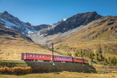 İsviçre treni Bernina geçidi çevresindeki Alp dağlarında, Engadine Vadisi, İsviçre