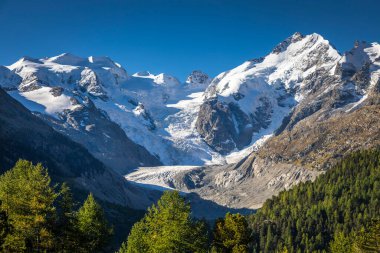 Bernina ve Palu dağları İsviçre Alpleri, Motoru, İsviçre 'de buzullarla çevrili.