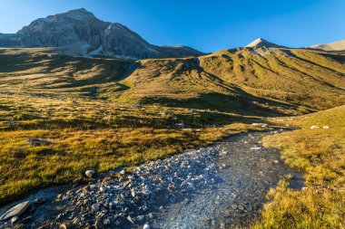 Albula Geçidi 'ndeki Alp Nehri huzurlu günbatımında Graubunden Alpleri, Grisonlar, İsviçre