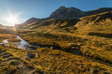 Albula Geçidi 'ndeki Alp Nehri huzurlu günbatımında Graubunden Alpleri, Grisonlar, İsviçre