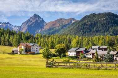 Gündoğumunda Scuol Tarasp köyünün Idyllic manzarası, Engadine, Swiss Alps, İsviçre