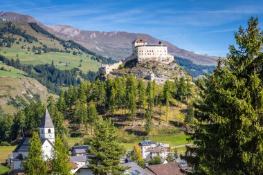 Gündoğumunda Scuol Tarasp köyünün Idyllic manzarası, Engadine, Swiss Alps, İsviçre
