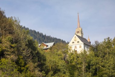 İsviçre Alpleri, İsviçre 'de güneşli baharda, Engadine Vadisi' ndeki kilisenin loş manzarası