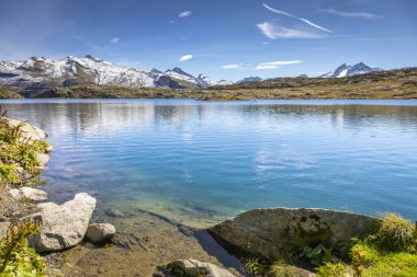 Graubunden İsviçre 'deki Oberalp Geçidi' ndeki Alp Gölü Alpleri, Grisonlar, İsviçre