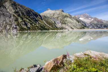 Graubunden İsviçre 'deki Oberalp Geçidi' ndeki Alp Gölü Alpleri, Grisonlar, İsviçre