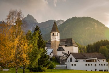 Gündoğumunda Scuol Tarasp köyünün Idyllic manzarası, Engadine, Swiss Alps, İsviçre