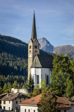 Günbatımında Scuol köyünün Idyllic manzarası, Engadine, İsviçre Alpleri, İsviçre