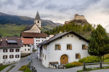 Gündoğumunda Scuol Tarasp köyünün Idyllic manzarası, Engadine, Swiss Alps, İsviçre