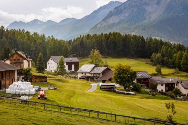 Gündoğumunda Scuol Tarasp köyünün Idyllic manzarası, Engadine, Swiss Alps, İsviçre