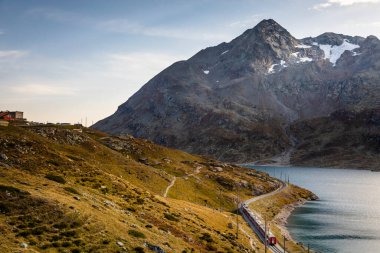 İsviçre Alp Dağları 'ndaki tren ve Bernina Geçidi çevresindeki göl, Engadine Valley, İsviçre