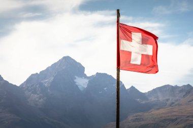 İsviçre bayrağı ve Bernina sıradağları Alpler, Motor, İsviçre 'de buzullarla çevrili.
