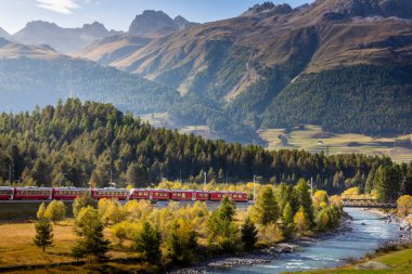 İsviçre Alp Dağları ve nehir kenarındaki tren Bernina Geçidi, Engadine Vadisi, İsviçre
