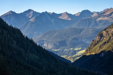 Dramatik manzaranın panoramik görüntüsü, İsviçre Alpleri Motor, Graubunden, İsviçre
