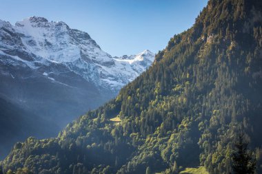 Dramatik manzaranın panoramik görüntüsü, İsviçre Alpleri Motor, Graubunden, İsviçre