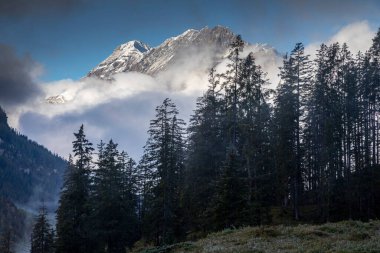 Dramatik manzaranın panoramik görüntüsü, İsviçre Alpleri Motor, Graubunden, İsviçre