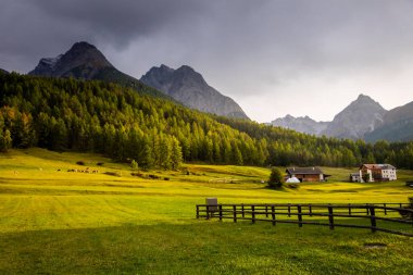 Dramatik manzaranın panoramik görüntüsü, İsviçre Alpleri Motor, Graubunden, İsviçre