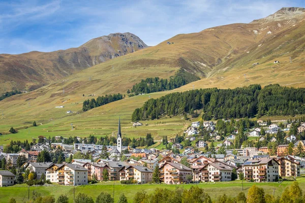 Idilli Táj Falu Engadine Völgy Napos Tavasszal Svájci Alpokban Svájc — Stock Fotó
