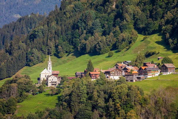 日当たりの良い春にEngadine谷の村の牧歌的な風景 スイスアルプス スイス — ストック写真