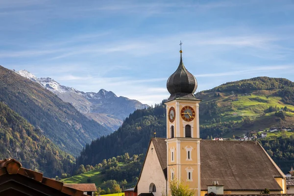 Idylliczny Krajobraz Kościoła Dolinie Engadine Słoneczną Wiosnę Alpy Szwajcarskie Szwajcaria — Zdjęcie stockowe