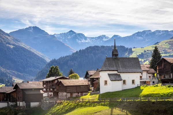 Idylliczny Krajobraz Wsi Dolinie Graubunden Słoneczną Wiosnę Alpy Szwajcarskie Szwajcaria — Zdjęcie stockowe