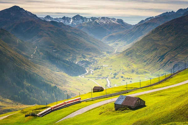 Szwajcarski Pociąg Górach Alp Wokół Doliny Andermatt Urseren Uri Szwajcaria — Zdjęcie stockowe