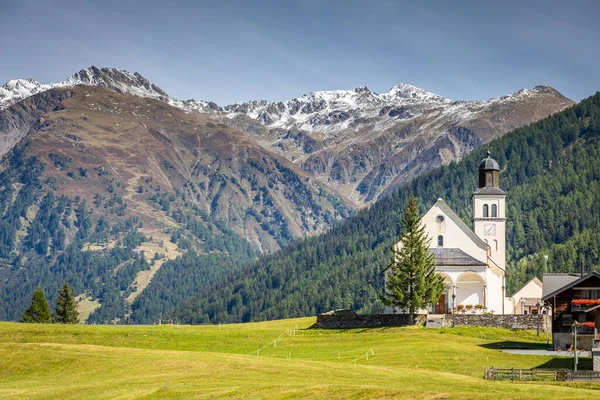 Idyllische Kirchenlandschaft Engadin Sonnigen Frühling Schweizer Alpen Schweiz — Stockfoto