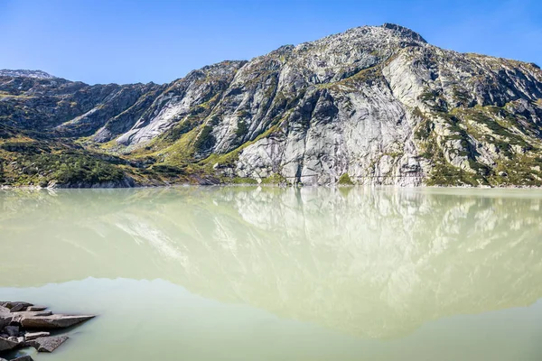 Graubunden İsviçre 'deki Oberalp Geçidi' ndeki Alp Gölü Alpleri, Grisonlar, İsviçre