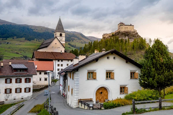 스위스의 스위스 알프스산맥 엥가딘의해 돋을새김에 타라푸스 마을의 — 스톡 사진
