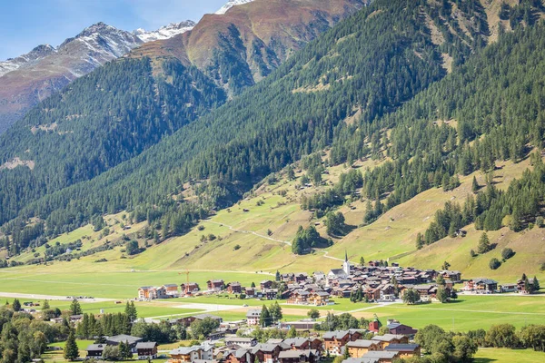 Ειδυλλιακό Τοπίο Του Χωριού Στην Κοιλάδα Graubunden Την Ηλιόλουστη Άνοιξη — Φωτογραφία Αρχείου