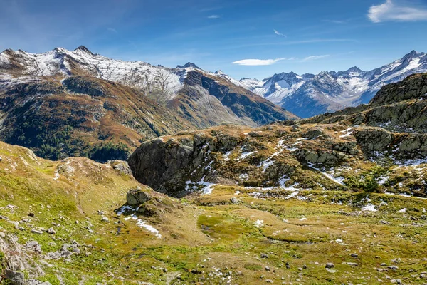 Idylliczny Krajobraz Wsi Dolinie Graubunden Słoneczną Wiosnę Alpy Szwajcarskie Szwajcaria — Zdjęcie stockowe