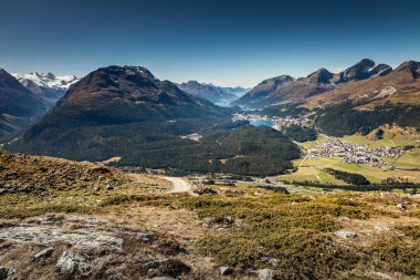 Yukarı Engadine, Graubunden, İsviçre 'den Muottas Muragl' dan St Moritz 'in panoramik manzarası