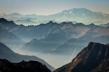 Dramatik manzaranın panoramik görüntüsü, İsviçre Alpleri Motor, Graubunden, İsviçre